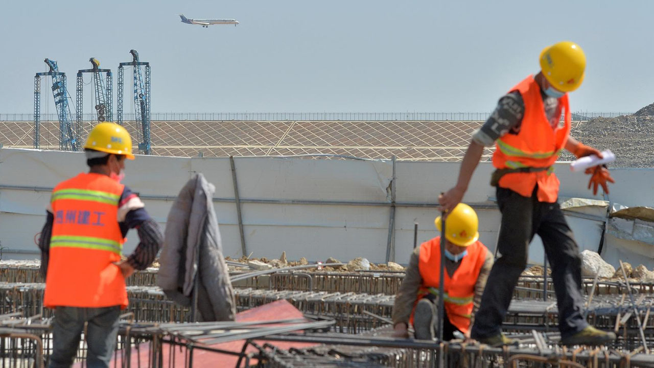 Work Visa LMIA image, construction workers working.